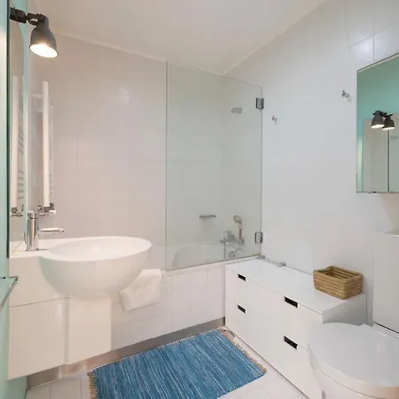 Between River And Sea Apartment