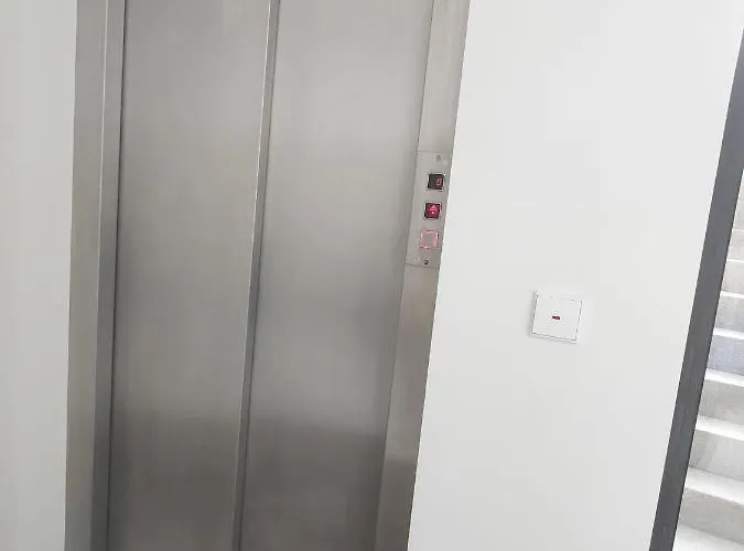 Between River And Sea 公寓